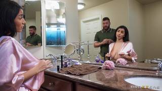 Roxie Sinner si fa fare un massaggio da Xander che degenera.