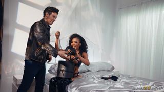 Dopo aver scambiato alcuni regali BDSM, Demi Sutra si fa scopare