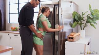 Kayley Gunner riconosce il cliente e lo scopa sulla sua cucina Bacio alla francese, Striptease, Cunnilingus, Pompino