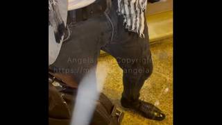 La mora Angela Doll è una francese affamata di sesso sotto la pioggia