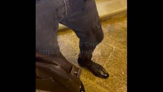 La mora Angela Doll è una francese affamata di sesso sotto la pioggia