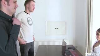 Foxy Tiger e Sam Bourne: La vecchia tata dai capelli rossi viene scopata con forza Foxy Tiger e Sam Bourne: La vecchia tata dai capelli rossi viene scopata con forza