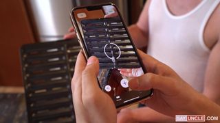 Questi fratelli sono così annoiati che iniziano a masturbarsi a vicenda