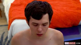 Twink si fa penetrare il buco del culo dal fratellastro più grande