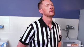 Bully trova questo twink nel bagno e gli fa succhiare il cazzo