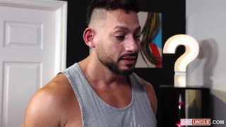 Un twink latino infila in profondità il grosso cazzo di suo padre!