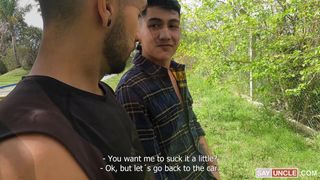 Un autista di Uber si fa succhiare da un cliente latino povero