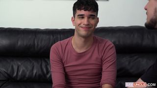 Twink sditalina il cazzo del suo prozio per organizzare una festa