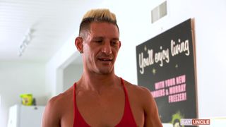 Twink ama guardare il suo patrigno che si sega il cazzo davanti a lui