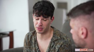 Il DILF tira fuori il suo cazzo e costringe il suo figliastro twink a succhiarlo
