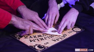 Mentre giocano alla Ouija gli spiriti ordinano loro di scoparsi