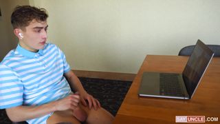 Il twink si fa succhiare il suo buco del culo stretto dal suo patrigno