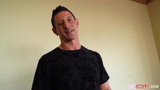 Il twink si fa succhiare il suo buco del culo stretto dal suo patrigno