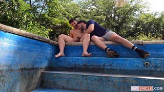 Il pulitore della piscina succhia il cazzo del proprietario come un pro