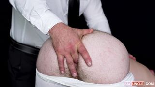 Twink peloso in missionario che si fa infilare le dita nel culo da un DILF