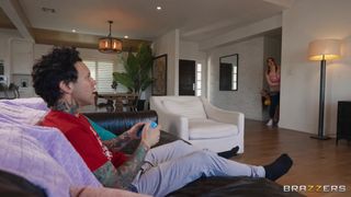 Aubree Valentine sorprende Abigaiil Morris scopandola a pugno