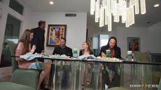 Angela White succhia Manuel Ferrara durante una cena