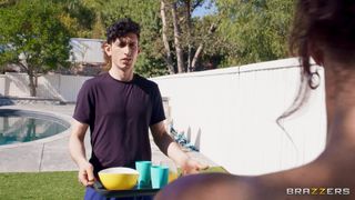 Syren de Mer soddisfa gli amici del figlio con un rapporto a tre