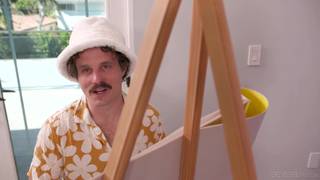 Prima che Robby la pettini, Chloe Surreal succhia il suo grosso cazzo