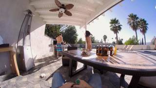 Due brune e due ragazzi scopano in un incontro a quattro