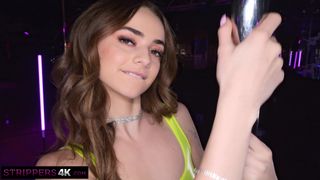 La piccola Nikki Nicole balla, si stuzzica e si masturba davanti a un cliente