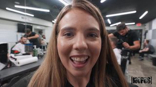 Samante ama scopare nel salone di parrucchiere mentre lavora!