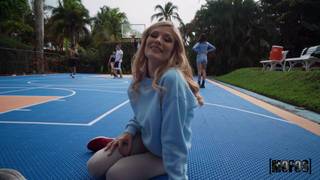 La bionda Ellie Tay si inginocchia per ingoiare profondamente un cazzo bianco