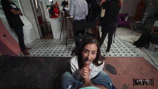 Scarlett Page gorgoglia dietro le quinte di uno spettacolo