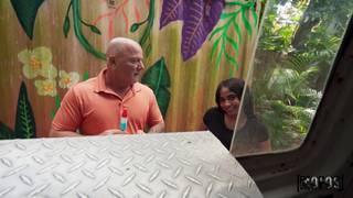 Carly Rae ha comprato un gelato, ma vuole succhiare l'uccello di Peter