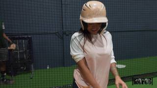 Alice Thunder cavalca GI Joey come una cowgirl al contrario in pubblico