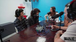 Dopo l'intervista radiofonica, lei sente voglia di masturbarsi lì