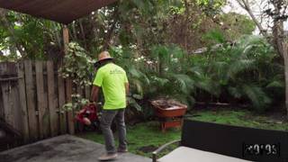 Remy Woods si mette a quattro zampe per farsi scopare al lavoro