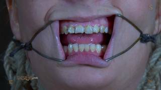 Ad Ashley Graham piace essere legata e umiliata nuda.