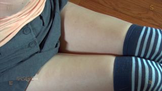 Donna dominata, legata e schiavizzata in una scena BDSM