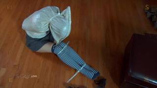 Donna dominata, legata e schiavizzata in una scena BDSM