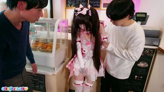 Ria Kurumi lavora in una panetteria mostrando la sua figa