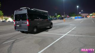 Bruna con piccoli seni scopa in varie posizioni nel van