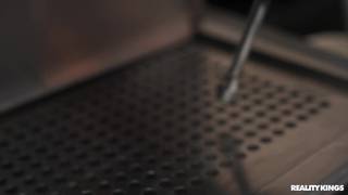 Sandy Love lecca la figa della cameriera Lola Aiko dietro il banco