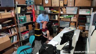 Per aver rubato nel negozio, dovrai pagare con il tuo corpo.