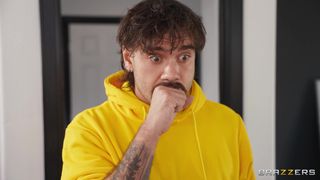 Abigaiil Morris si fa scopare il culo dal suo coinquilino