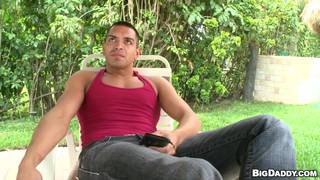 Il nero sta aspettando di prendere a calci nel culo questo latino Il nero sta aspettando di prendere a calci nel culo questo latino