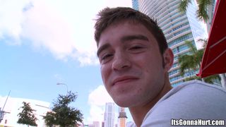 A un uomo viene offerto di fare sesso con un nero