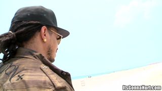 Un giovane si fa allargare il buco del culo con un enorme cazzo nero