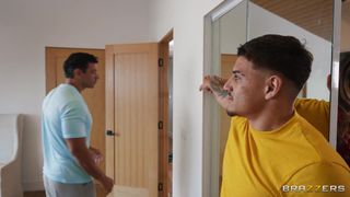 Gigi Dior MILFBot Sextoy usato dal suo coinquilino