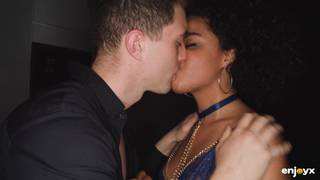 Selva si fa scopare la figa pelosa alla pecorina in posizione eretta