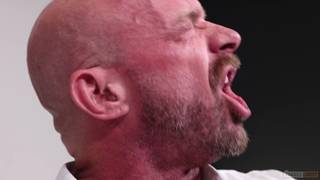 Un twink succhia il cazzo e si fa leccare il culo dal medico