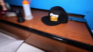 Donna trans nera massaggia e succhia il cazzo di un uomo bianco maturo