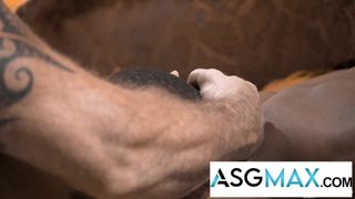 Adrian Hart apre il suo culo per il DILF Lance Charger