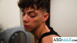 Un twink tatuato bruno si fa succhiare e slinguare il cazzo dal suo amico Un twink tatuato bruno si fa succhiare e slinguare il cazzo dal suo amico