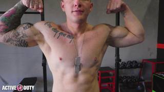 Jeremiah Cruze si imbavaglia con il cazzo di King dopo un allenamento intenso